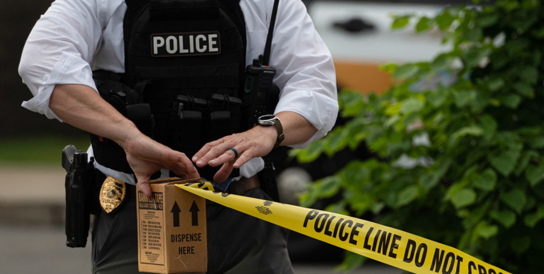 在胡德县北部的小溪旁发现 3 具尸体